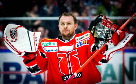 Örebros målvakt Julius Hudacek jublar med fansen