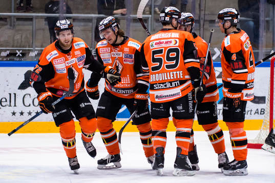 Karlskronas Joachim Rohdin har gjort 1-2 och jublar