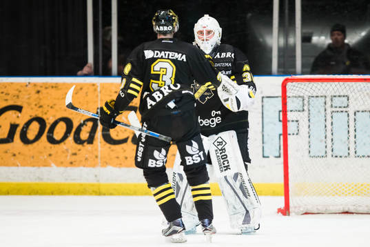 s målvakt Gustaf Lindvall och Markus Lauridsen jublar