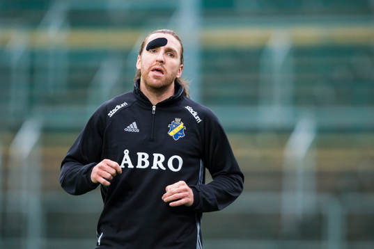 s Nils-Eric Johansson med ett plåster i pannan
