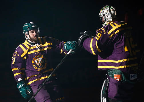 Färjestads Travis Turnbull och målvakt Justin Pogge vid
