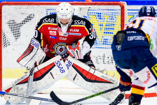 Luleås målvakt Filip Gustafsson räddar ett skott