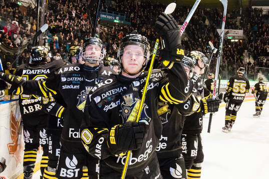 s Nicklas Heinerö jublar med Daniel Olsson Trkulja och