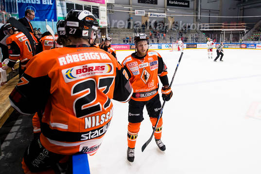 Karlskronas Joachim Rohdin har gjort 1-2 och jublar