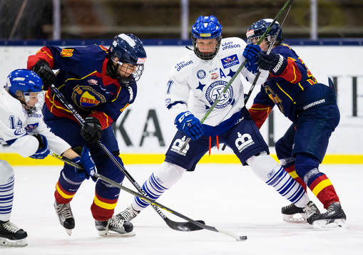 Djurgårdens Hanna Olsson i kamp om pucken med Leksands