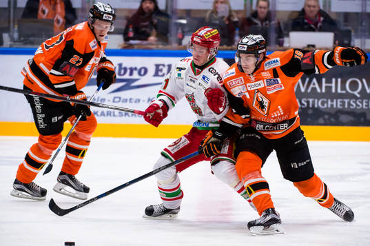 Modos Victor Olofsson i kamp om pucken