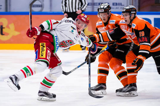 Modos Victor Olofsson i kamp om pucken