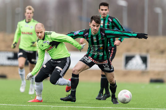 Tenhults Marcus Salomonsson och Varbergs Liridon Selmani