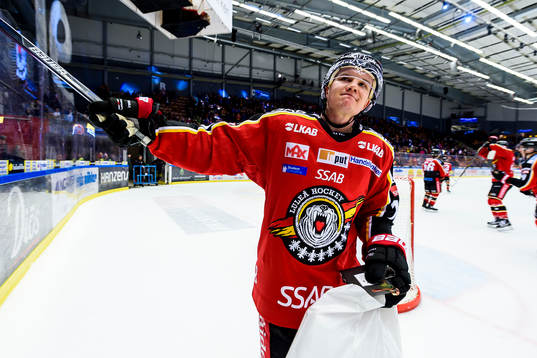 Luleås Toni Rajala jublar framför publiken