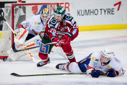 Frölundas Johan Sundström tacklar Växjös Niclas