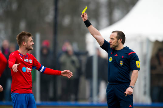 Domare Kaspar Sjöberg varnar Helsingborgs Johan Mårtensson