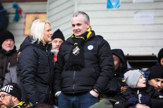 s ordförande Johan Segui på läktaren