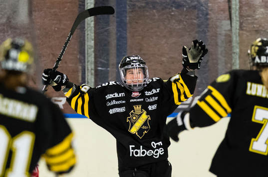 s Lisa Johansson sträcker armarna i luften