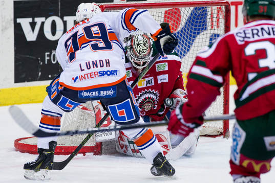 Växjös Patrik Lundh skjuter ett skott som Frölundas