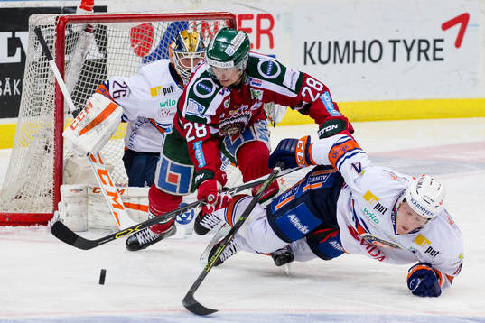 Frölundas Johan Sundström tacklar Växjös Niclas