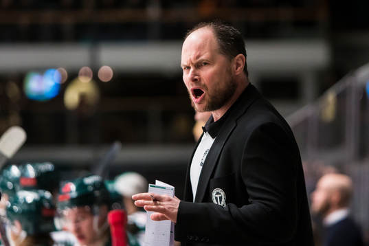 Tingsryds tränare Larry Pilut reagerar