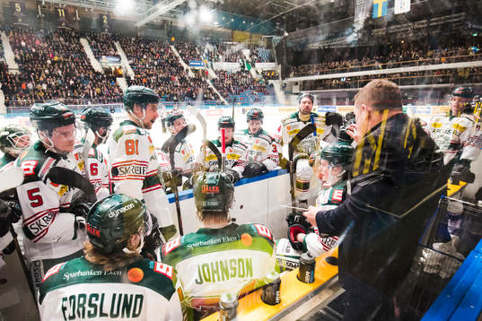 Tingsryds spelare ser nedstämda ut med tränare Magnus