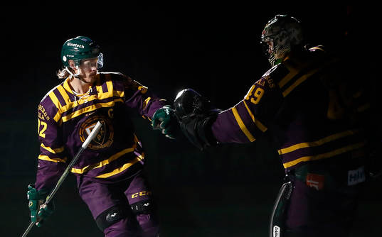 Färjestads Magnus Nygren och målvakt Justin Pogge vid