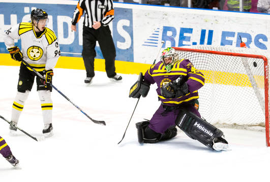 Brynäs Nick Johnson (ej i bild) gör mål 0-1 bakom