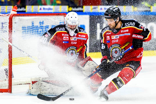 Luleås målvakt Filip Gustafsson och Craig Schira