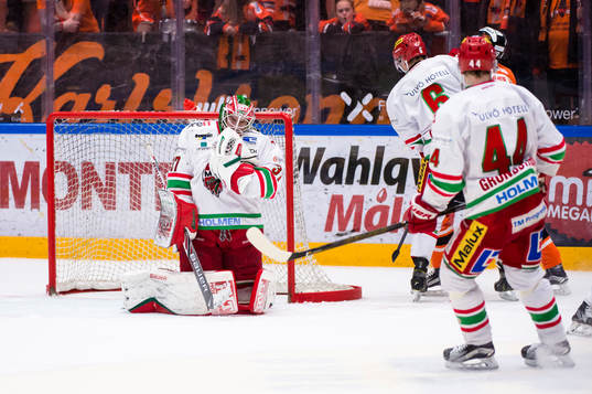Modos målvakt Adam Reideborn räddar en puck