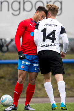 Helsingborgs Matthew Rusike nickar med huvudet Örebros