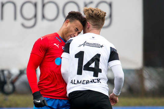 Helsingborgs Matthew Rusike slår med pannan Örebros