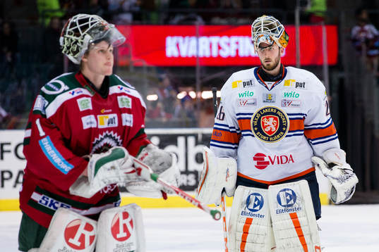 Frölundas målvakt Lars Johansson glad t.v. om deppande