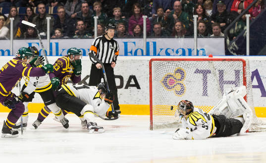 Färjestads Milan Gulas gör mål 2-1