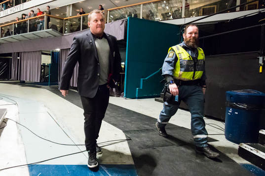 Tingsryds tränare Magnus Sundquist med en ordningsvakt