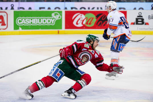 Växjös Robert Rosén drar omkull Frölundas Mats Rosseli