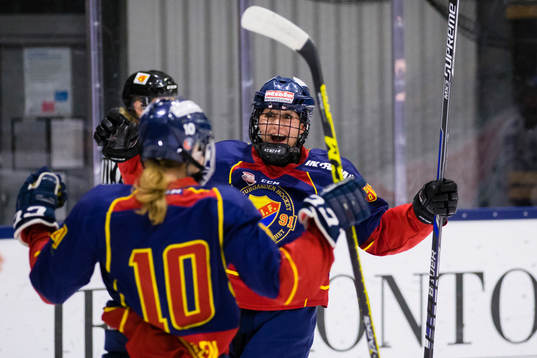 Djurgårdens Hanna Olsson gör 2-0 och gratuleras av Andrea