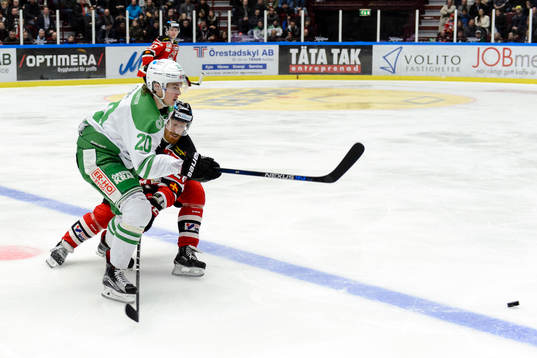 Rögles Mathias From i kamp om pucken med Malmö Redhawks