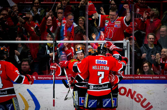 Örebros Joel Mustonen gör 2-1 och jublar med Daniel