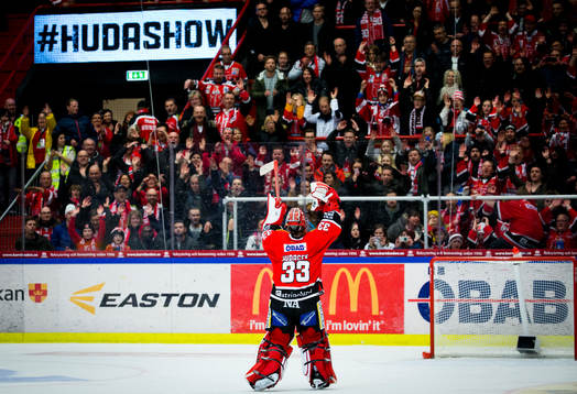 Örebros målvakt Julius Hudacek jublar med fansen
