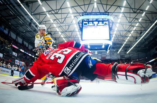 Skellefteås Janne Pesonen gör 1-1 på Örebros målvakt