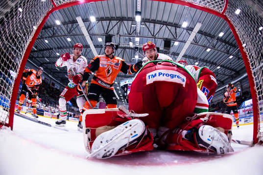 Modos målvakt Adam Reideborn har pucken mellan benen