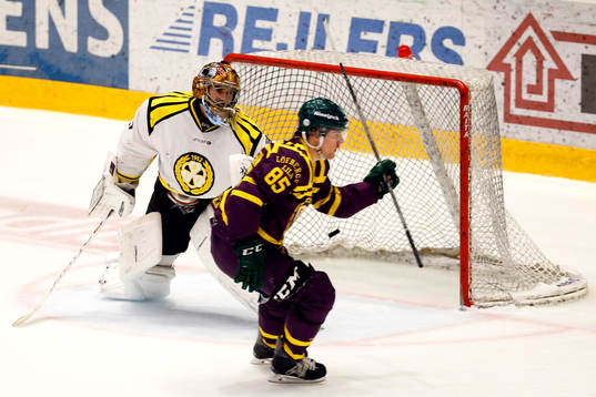 Färjestads Mikael Johansson gör 1-1 bakom Brynäs