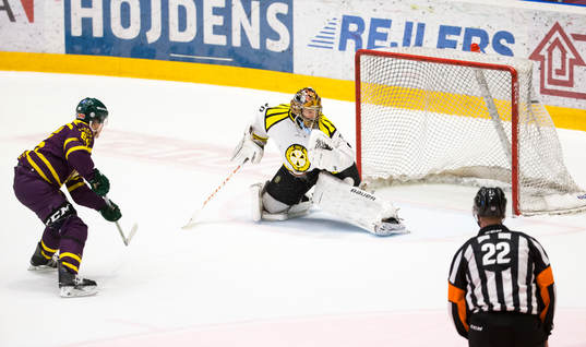 Färjestads Mikael Johansson gör mål 1-1 bakom Brynäs