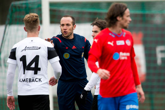 Domare Kaspar Sjöberg agerar