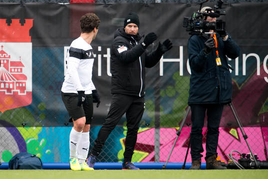 Örebros Nordin Gerzic får instruktioner