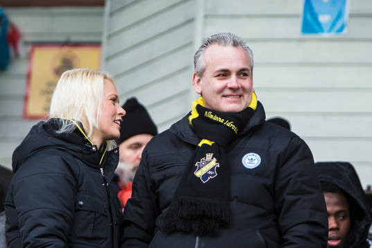 s ordförande Johan Segui på läktaren