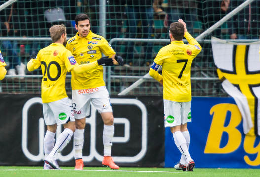 Falkenbergs Zlatan Krizanovic jublar med Akseli Pelvas och