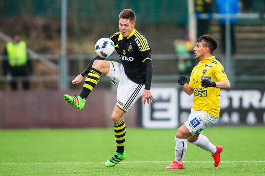 s Haukur Hauksson i kamp om bollen med Falkenbergs Kamal