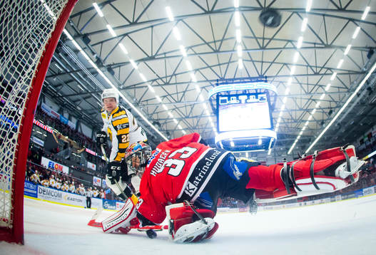 Skellefteås Janne Pesonen gör 1-1 på Örebros målvakt