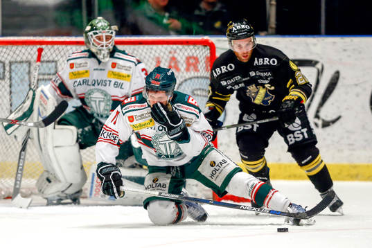 Tingsryds Eric Castonguay har fått en klubba i ansiktet
