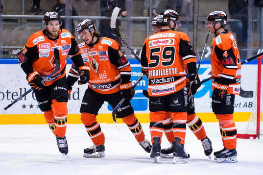 Karlskronas Joachim Rohdin har gjort 1-2 och jublar