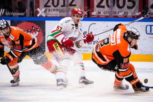 Modos Emil Djuse lägger i väg pucken