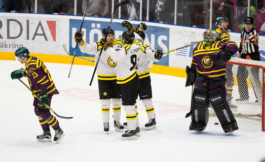 Brynäs Nick Johnson gör mål 0-1 och jublar