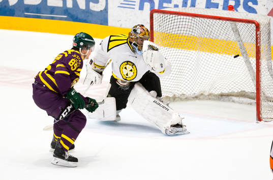 Färjestads Mikael Johansson gör mål 1-1 bakom Brynäs